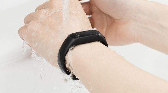 Фитнес-браслет Xiaomi Mi Band 2 контакт с водой