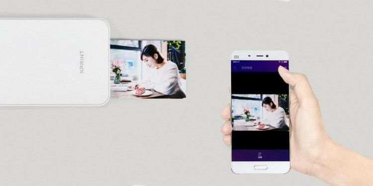 Карманный фотопринтер Xiaomi Xprint Phone Photo Printer в работе
