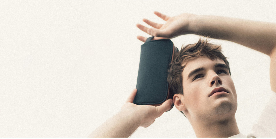 Косметичка Meizu Storage Bag черная в руке