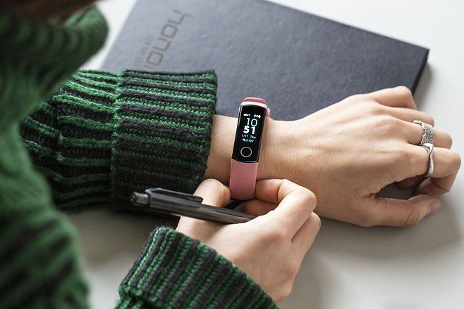 Изображение Honor Band 4 розового цвета