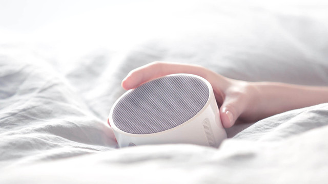 Колонка-будильник Xiaomi Mi Music Alarm Clock белая в руке