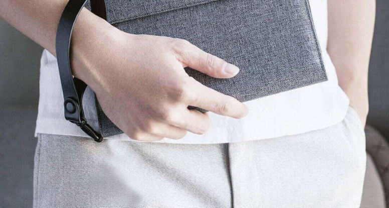 Органайзер Xiaomi 90 Points Multi-Functional Handbag в руке