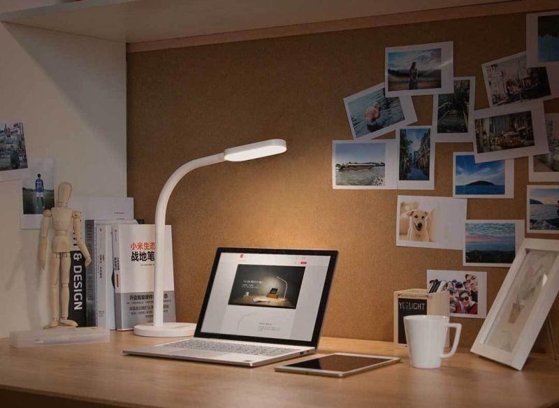 Настольная лампа Xiaomi Yeelight Led Desk Lamp Rechargeable в работе