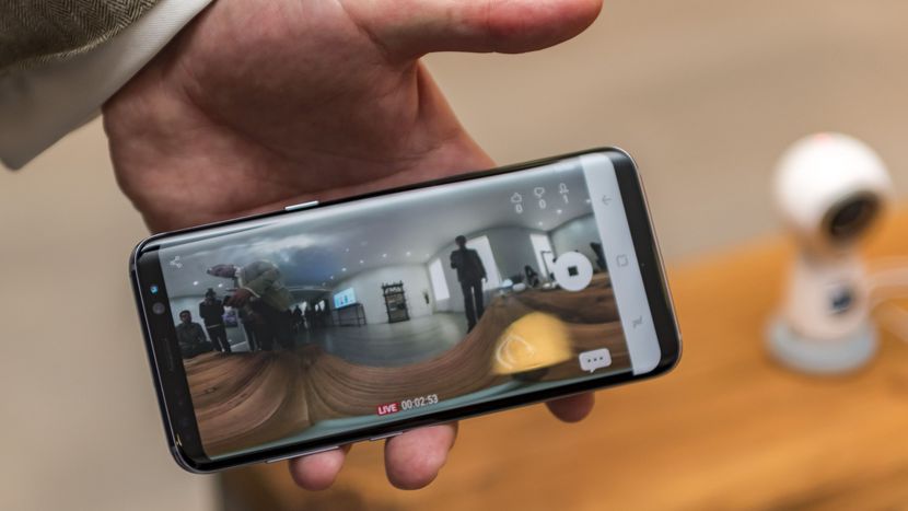 Панорамная камера Samsung Gear 360 2017 картинка